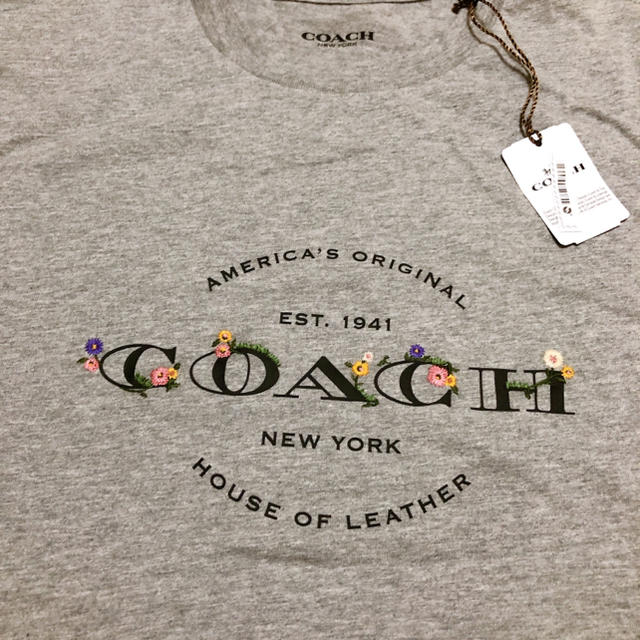 COACH(コーチ)の【新品】COACH ブランドロゴTシャツ グレー フラワー 花柄 レディースのトップス(Tシャツ(半袖/袖なし))の商品写真