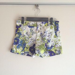 ザラ(ZARA)のZARA 花柄ショートパンツ(ショートパンツ)