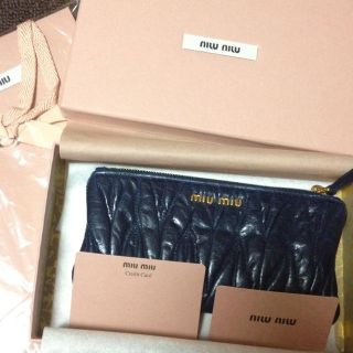 ミュウミュウ(miumiu)のmiumiu美品財布＊ポーチ(財布)