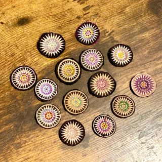 チチカカ(titicaca)のモン族古布◎刺繍ワッペン◎淡めカラー14個(生地/糸)