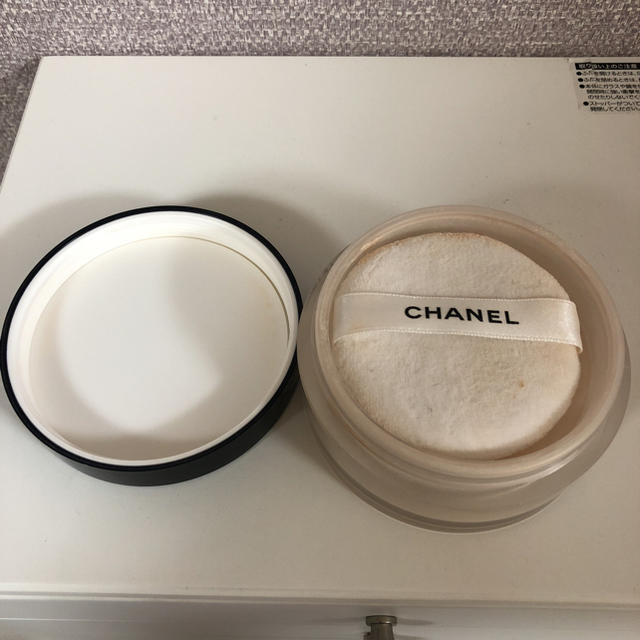 CHANEL(シャネル)のプードゥル ユニヴェルセル リーブル 20クレール コスメ/美容のベースメイク/化粧品(フェイスパウダー)の商品写真