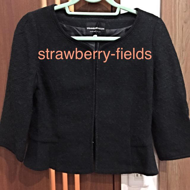STRAWBERRY-FIELDS(ストロベリーフィールズ)のペプラムジャケット レディースのジャケット/アウター(ノーカラージャケット)の商品写真