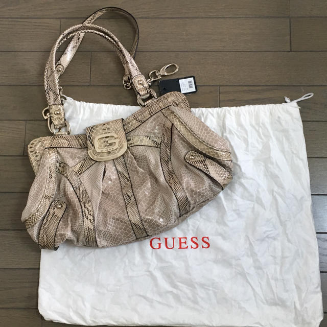 GUESS(ゲス)の本物！【タグ付き未使用】ゲスバックGUESSハンドバッグ/パイソン柄バック/ヘビ レディースのバッグ(ハンドバッグ)の商品写真