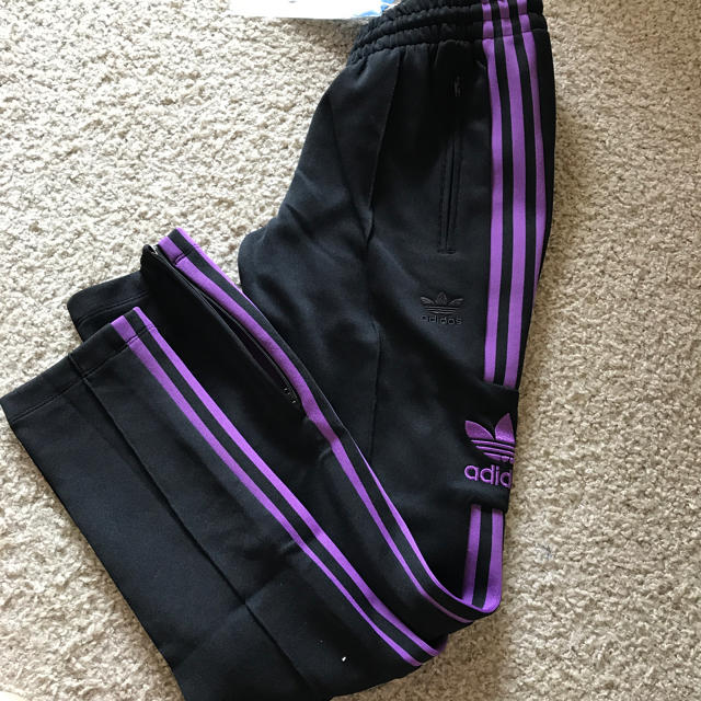 adidas(アディダス)の新品 アディダス トラックパンツ xs レディース 黒 紫  レディースのパンツ(スキニーパンツ)の商品写真