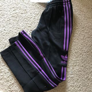 アディダス(adidas)の新品 アディダス トラックパンツ xs レディース 黒 紫 (スキニーパンツ)