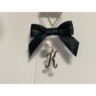 メゾンドフルール(Maison de FLEUR)のMaison de FLEUR イニシャルリボンバックチャーム K(チャーム)