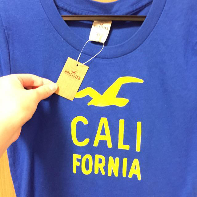 Hollister(ホリスター)の新品タグ付き ロゴTシャツ レディースのトップス(Tシャツ(半袖/袖なし))の商品写真