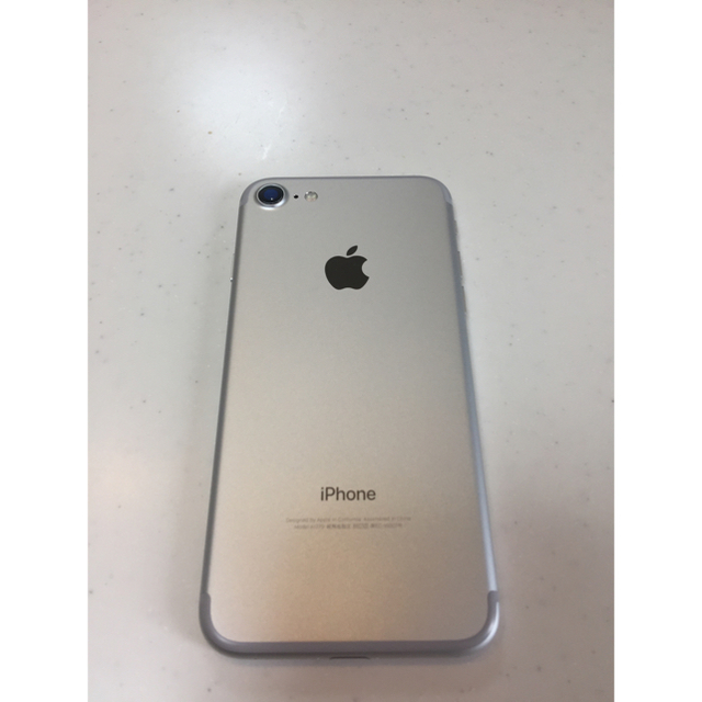 iPhone(アイフォーン)のiPhone7 Silver 32GB スマホ/家電/カメラのスマートフォン/携帯電話(スマートフォン本体)の商品写真