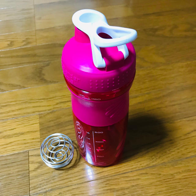 プロテインシェイカー blender bottle ピンク 760ml 食品/飲料/酒の健康食品(プロテイン)の商品写真