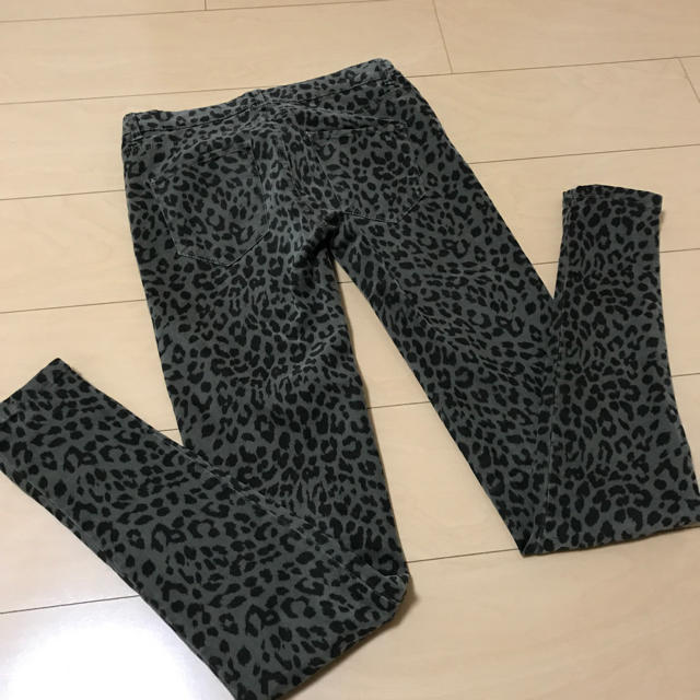 ZARA(ザラ)のTRF ZARA デニム ヒョウ柄 豹柄 レディースのパンツ(デニム/ジーンズ)の商品写真