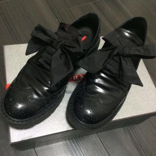 プラダ(PRADA)のリボン紐 ウイングチップSHOES(ローファー/革靴)