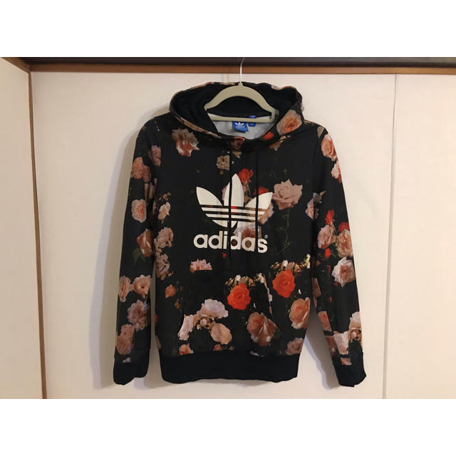 adidas(アディダス)のadidas originals パーカー 薔薇 花柄 アディダス メンズのトップス(パーカー)の商品写真