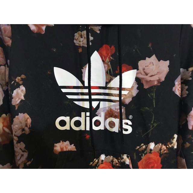 adidas(アディダス)のadidas originals パーカー 薔薇 花柄 アディダス メンズのトップス(パーカー)の商品写真