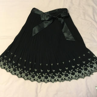 レストローズ(L'EST ROSE)のレストローズ 裾刺繍シフォンプリーツスカート(ひざ丈スカート)