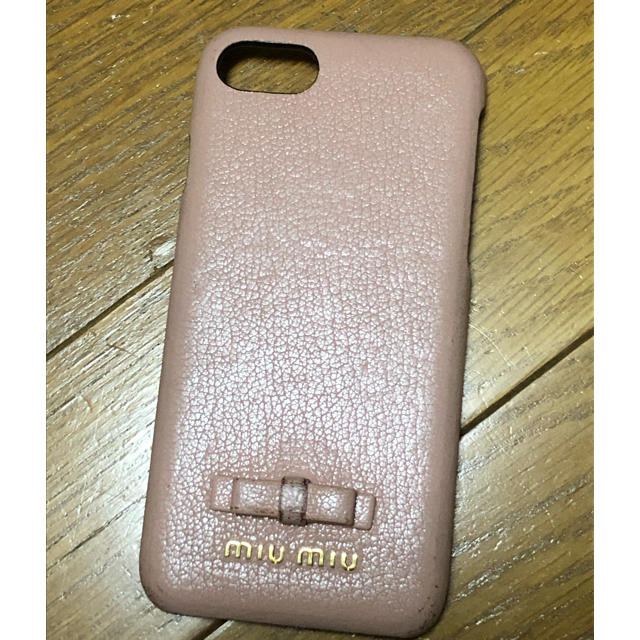 miumiu(ミュウミュウ)の【miumiu 】iphone case  ピンクベージュ スマホ/家電/カメラのスマホアクセサリー(iPhoneケース)の商品写真