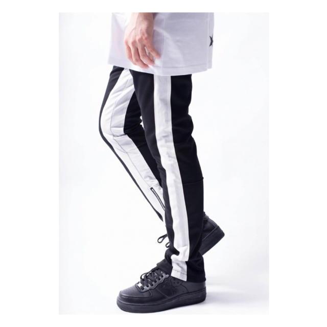 裾ジップ ジョガー トラックパンツ 黒 ストリート系 サイドラインパンツ 韓国 メンズのパンツ(ワークパンツ/カーゴパンツ)の商品写真
