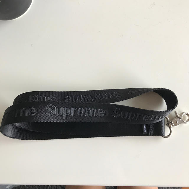 Supreme(シュプリーム)のsupreme  ネックストラップ  ブラック スマホ/家電/カメラのスマホアクセサリー(ネックストラップ)の商品写真