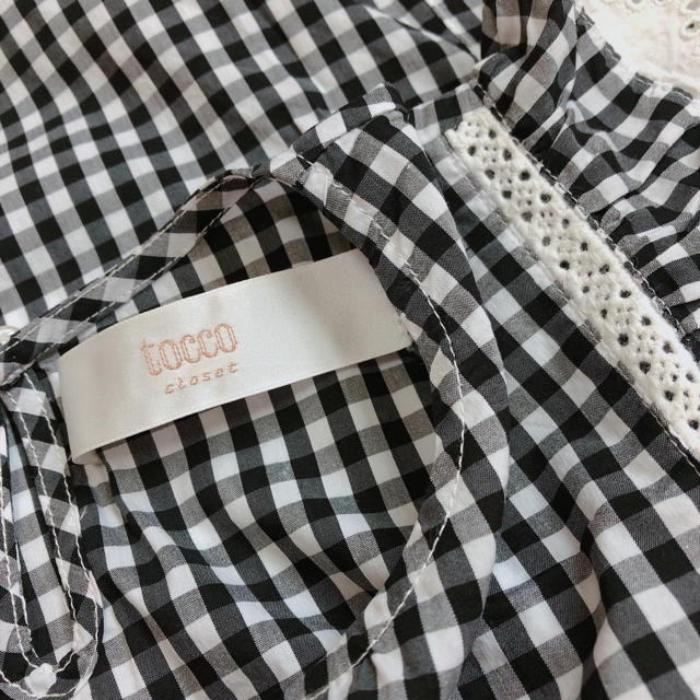 tocco(トッコ)のtocco ギンガム 袖フリル ブラウス  レディースのトップス(シャツ/ブラウス(半袖/袖なし))の商品写真