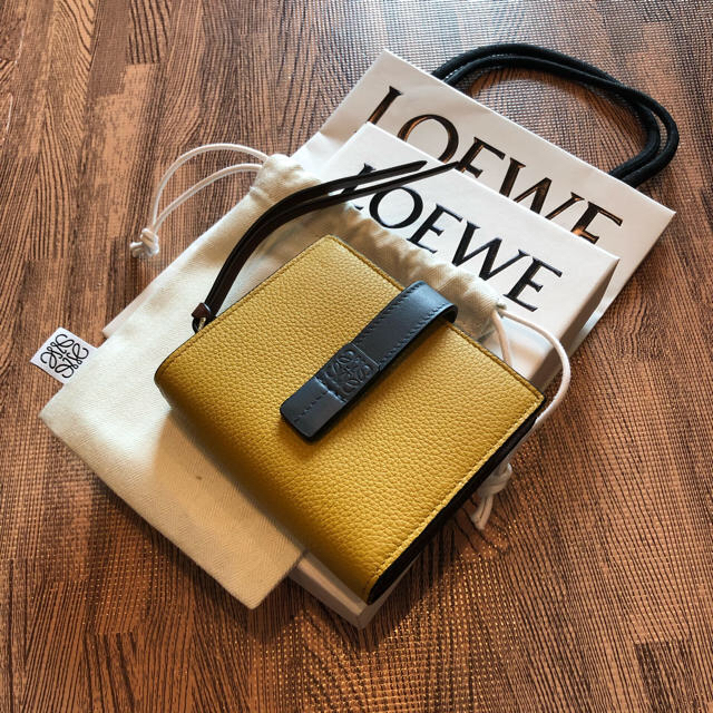 LOEWE(ロエベ)のnak様専用【新品未使用】LOEWE(ロエベ) 折りたたみ財布 レディースのファッション小物(財布)の商品写真