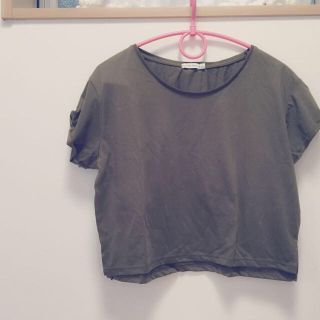 ベルシュカ(Bershka)のショート丈 カーキTシャツ(Tシャツ(半袖/袖なし))