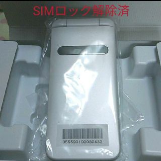 キョウセラ(京セラ)のsimロック解除済み、新品未使用au GRATINAグラティーナ4g KYF37(携帯電話本体)