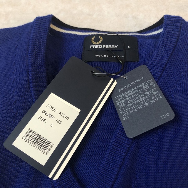 FRED PERRY(フレッドペリー)の新品 FRED PERRY フレッドペリー Vネックニット S 青 ブルー メンズのトップス(ニット/セーター)の商品写真