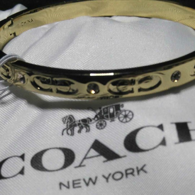 COACH(コーチ)の【新品】コーチ シグニチャー＆クリアストーン YGバングル ハワイ購入品 レディースのアクセサリー(ブレスレット/バングル)の商品写真