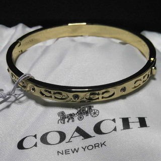 コーチ(COACH)の【新品】コーチ シグニチャー＆クリアストーン YGバングル ハワイ購入品(ブレスレット/バングル)