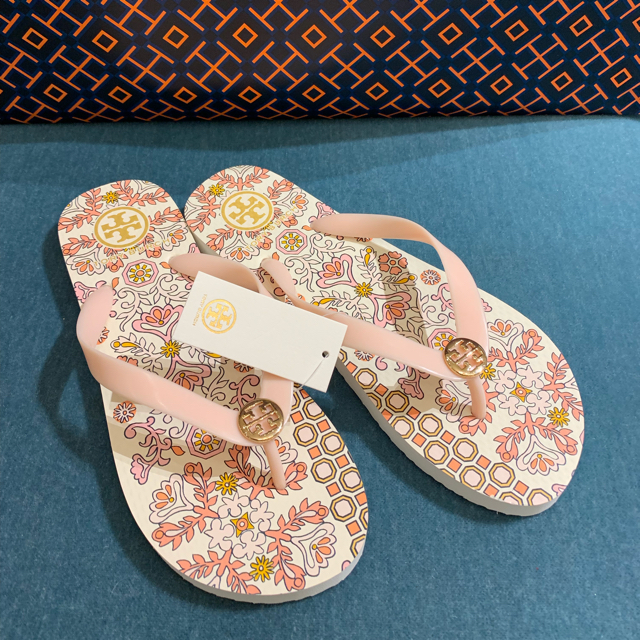 Tory Burch(トリーバーチ)のトリーバーチビーチサンダル <日本未入荷>ピンク24〜24.5cm レディースの靴/シューズ(ビーチサンダル)の商品写真