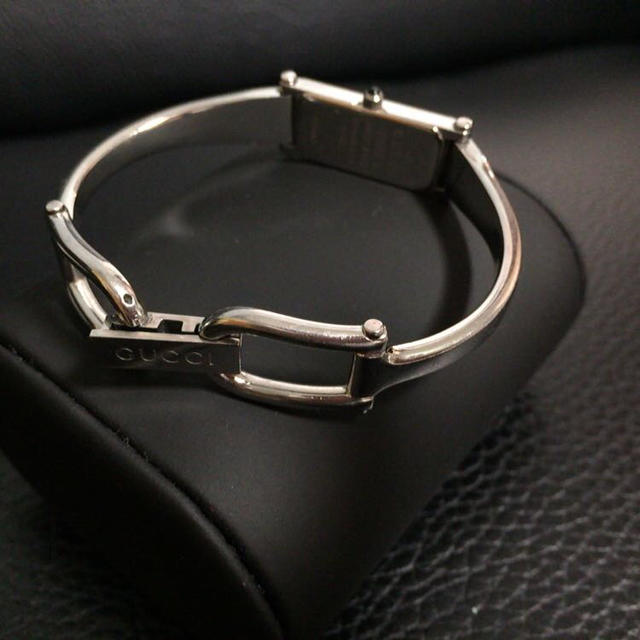 Gucci(グッチ)のGUCCIバングルウォッチ腕時計 ピンク レディースのファッション小物(腕時計)の商品写真