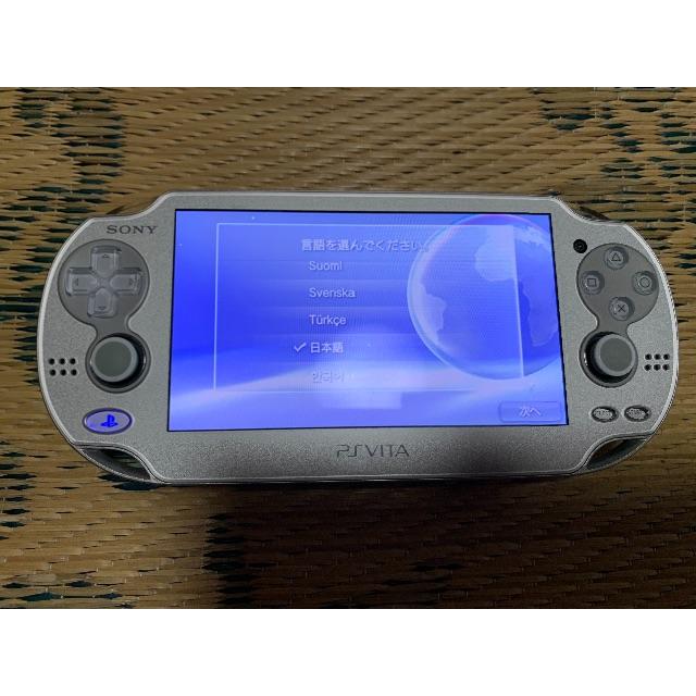 PlayStation Vita(プレイステーションヴィータ)のPS VITA PCH-1000 アイスシルバー  エンタメ/ホビーのゲームソフト/ゲーム機本体(携帯用ゲーム機本体)の商品写真