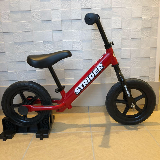 STRIDA(ストライダ)のストライダー 赤 スタンド付き キッズ/ベビー/マタニティの外出/移動用品(自転車)の商品写真