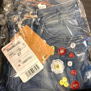 デシグアル(DESIGUAL)の新品♡定価17900円 デシグアル 花柄刺繍　ジーンズ　27 大幅お値下げ‼️(デニム/ジーンズ)