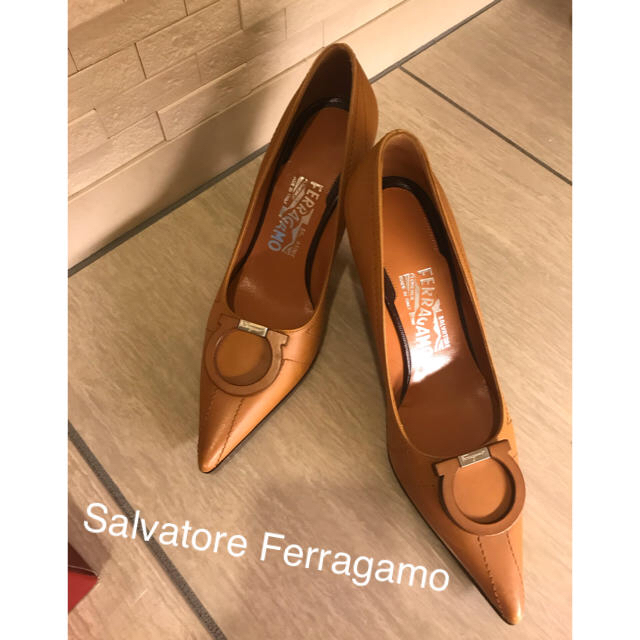 Salvatore Ferragamo(サルヴァトーレフェラガモ)の売り切り希望☆フェラガモ パンプス キャメルベージュ色 レディースの靴/シューズ(ハイヒール/パンプス)の商品写真