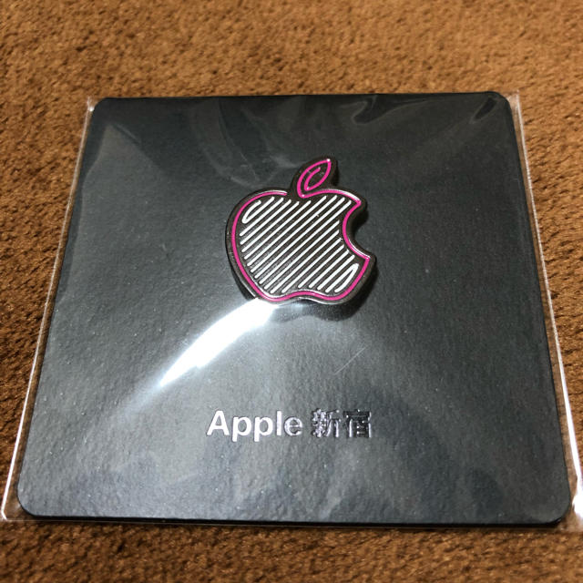 Apple(アップル)のApple新宿 ノベルティバッジ エンタメ/ホビーのコレクション(ノベルティグッズ)の商品写真