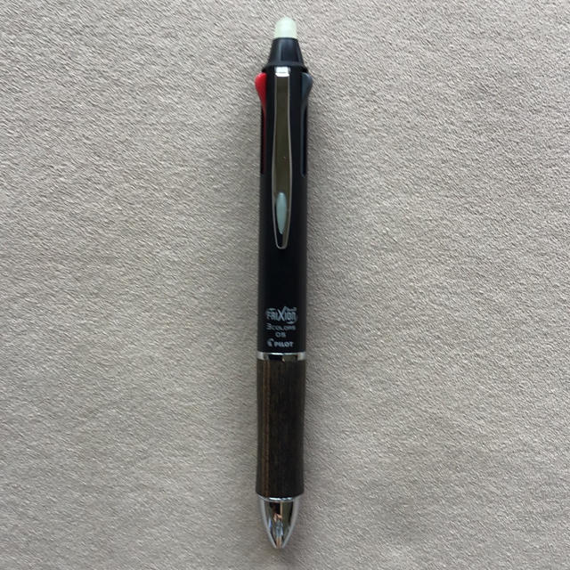 PILOT(パイロット)の【中古品】PILOT フリクションボール3　ウッド 0.5mm　ダークブラウン インテリア/住まい/日用品の文房具(ペン/マーカー)の商品写真