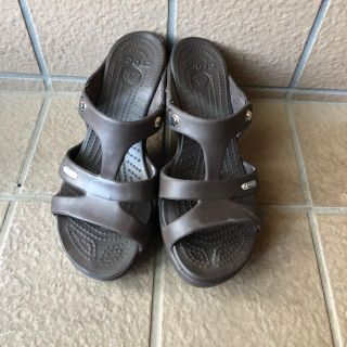 クロックス(crocs)の【クロックス】サンダル W7 24.5cm(サンダル)