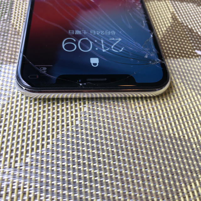 Apple(アップル)のiPhone x 64g silver au ジャンク品 スマホ/家電/カメラのスマートフォン/携帯電話(スマートフォン本体)の商品写真