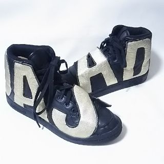 ジェレミースコット(JEREMY SCOTT)の
希少ビッグロゴ!ジェレミースコット×アディダスコラボスニーカー黒金


(スニーカー)