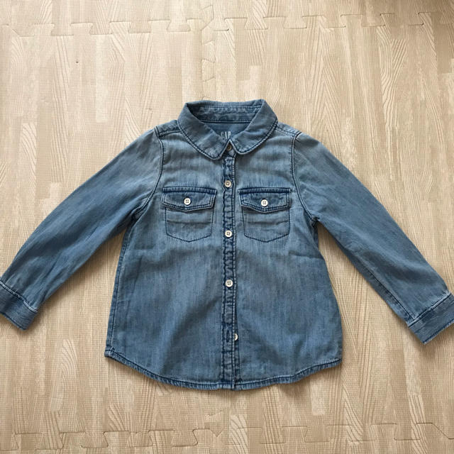 GAP(ギャップ)のかなやん様★GAP★デニムシャツ 95 キッズ/ベビー/マタニティのキッズ服女の子用(90cm~)(ブラウス)の商品写真