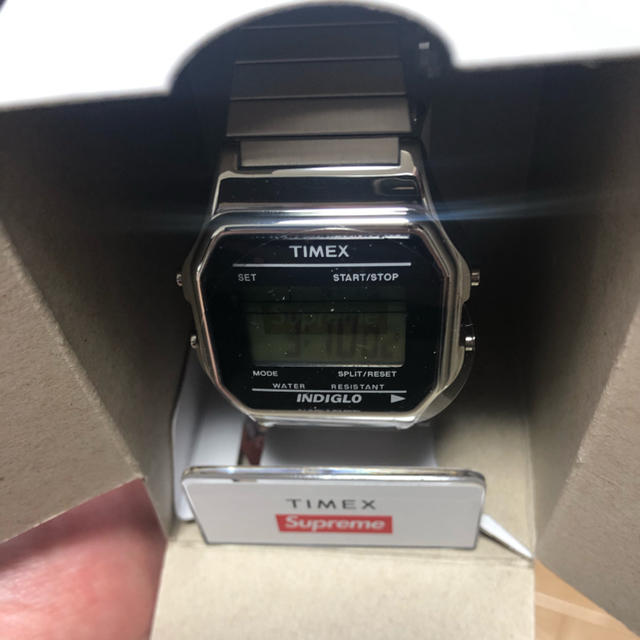 TIMEX(タイメックス)のSUPREME Timex® Digital Watch シュプリーム 時計 メンズの時計(腕時計(デジタル))の商品写真