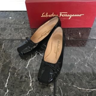 サルヴァトーレフェラガモ(Salvatore Ferragamo)のフェラガモ パテントレザー パンプス 黒 ブラック(ハイヒール/パンプス)