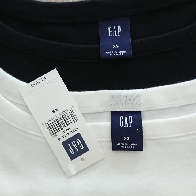 GAP(ギャップ)のGAP タンクトップ  黒、白セット  新品 レディースのトップス(タンクトップ)の商品写真