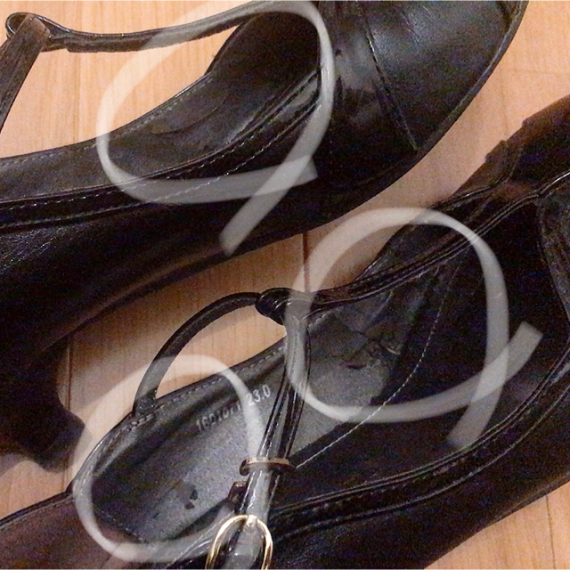 cavacava(サヴァサヴァ)のcava cava 黒 Tストラップ エナメル パンプス 難あり レディースの靴/シューズ(ハイヒール/パンプス)の商品写真