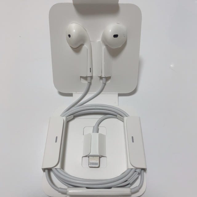 Apple イヤホン【正規品】 スマホ/家電/カメラのオーディオ機器(ヘッドフォン/イヤフォン)の商品写真