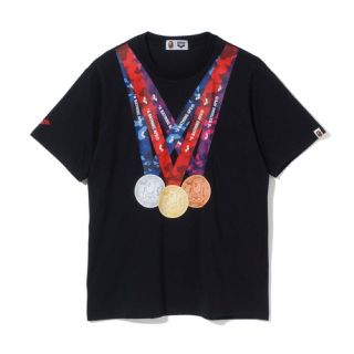 アベイシングエイプ(A BATHING APE)のARENA × BAPE® MEDAL TEE	 COLOR:	BLACK	(Tシャツ/カットソー(半袖/袖なし))