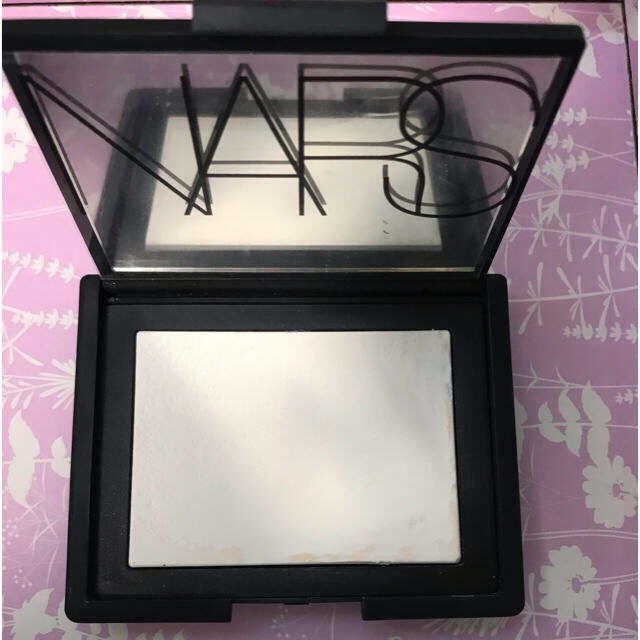 NARS(ナーズ)のライトリフレクティングセッティングパウダー プレスト コスメ/美容のベースメイク/化粧品(フェイスパウダー)の商品写真