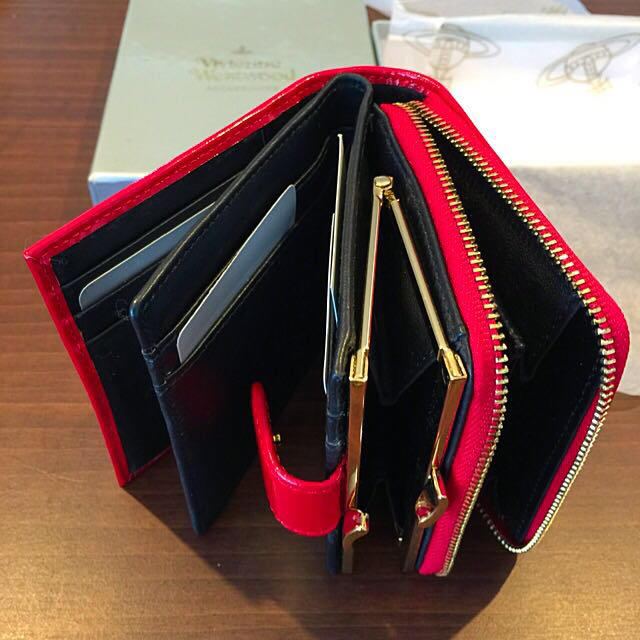 Vivienne Westwood(ヴィヴィアンウエストウッド)のヴィヴィアン二つ折り財布エナメル赤 レディースのファッション小物(財布)の商品写真