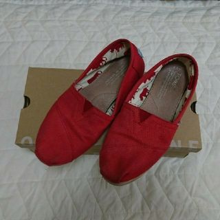 トムズ(TOMS)の【販売8/30まで】TOMSトムズスリッポン23.5センチ赤色(スリッポン/モカシン)