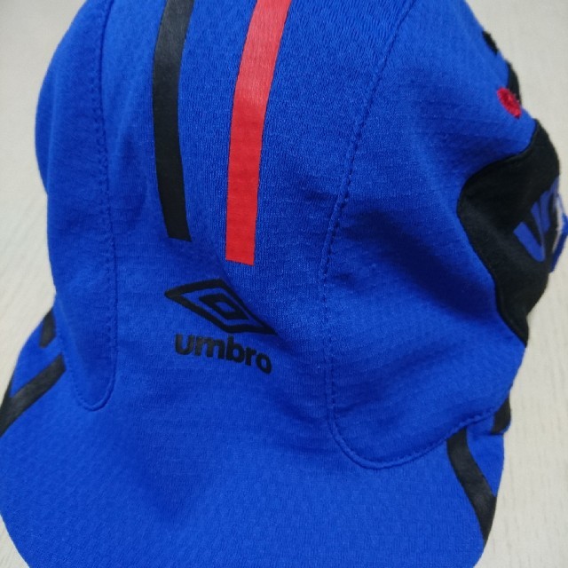 UMBRO(アンブロ)のアンブロ サッカー 帽子 52㎝ スポーツ/アウトドアのサッカー/フットサル(ウェア)の商品写真